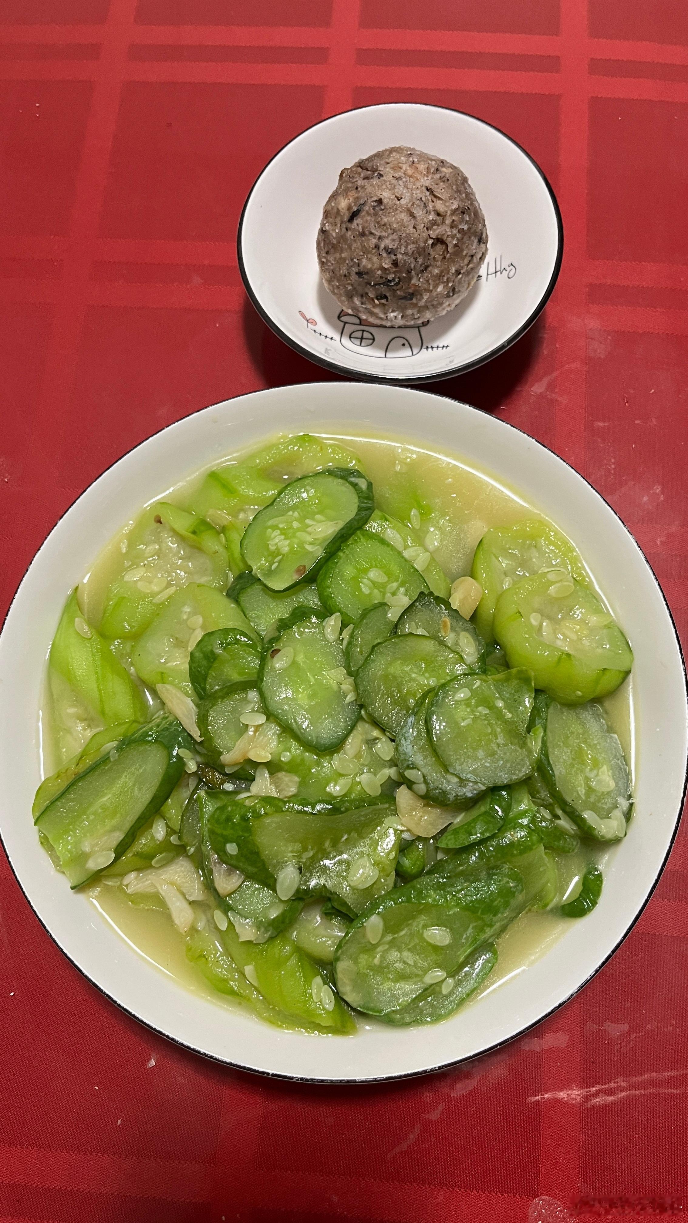 真的好喜欢吃自己种的菜啊，一不小心又整了一大盘。

今晚暴雨，没去菜园，直接煮的冷冻丝瓜和黄瓜，热了一个冷冻粘豆包，反正都是预制菜。

先生做了turkey meat loaf（图二），我吃了小半块，实在吃不下了，他说他做的好吃得不得了，can’t resist, 不明白我为什么不喜欢。

我说我做这么美味的一盘 ​