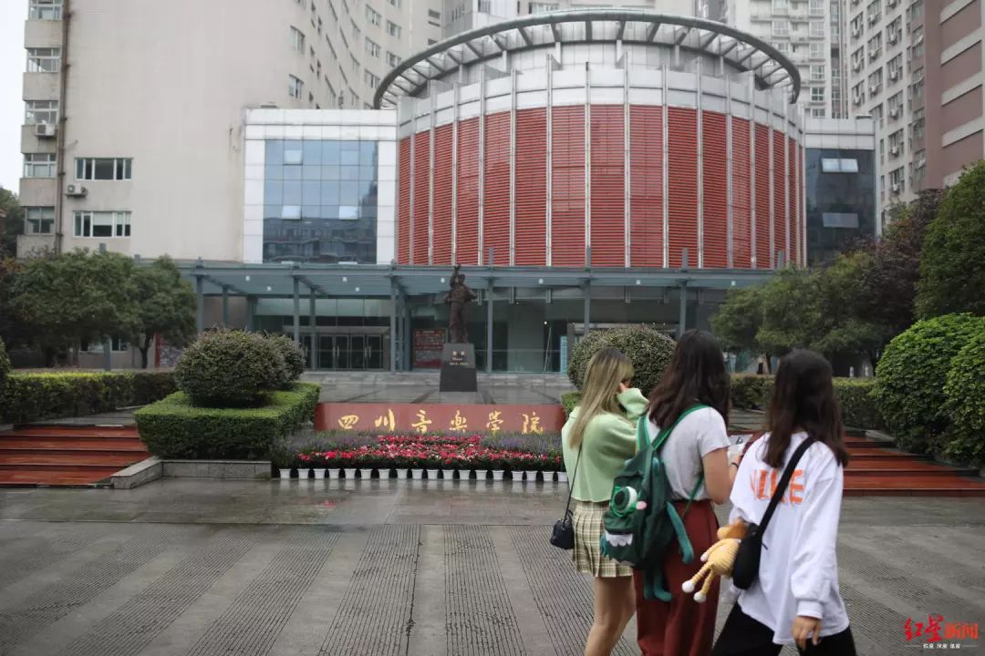 事件速览近日，北京一位刚上大一的男生和母亲赵女士因生活费调整发生争执，此前赵女士每月给儿子4000元生活费，为督促儿子考取技能证书，她将生活费标准下调至2000元，引发儿子不满。

说实话，看到这则新闻的时候，我心里五味杂陈。四千降到两千，数字的变化背后，是一位母亲沉甸甸的期待，也是一个少年骤然收紧