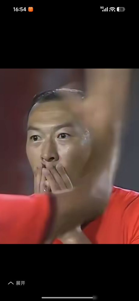 吴曦那脚吊射，全世界都以为是神仙球，他自己张嘴就来：踢跐了。
镜头怼着脸，他连装一下的意思都没有。换成别人，顺水推舟领个世界波热搜，面子里子全有了。他不，他说就是没吃准部位，球自己飘进去的。
这话听着轻巧，可你往回翻翻他这几年，当年客场打越南，一个疑似躲球的动作被截成动图，全网追着骂。队长袖标没