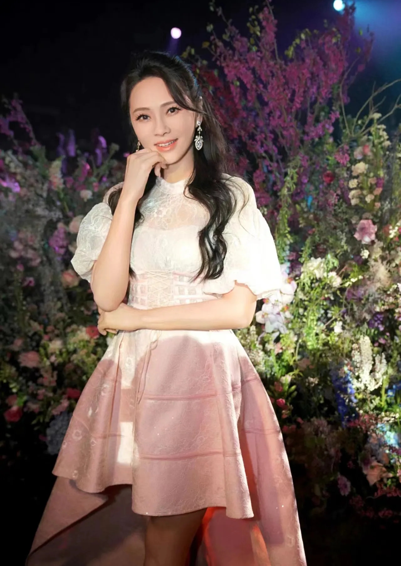 婚姻的保鲜感，藏在彼此的分寸与体面里
 
伊能静和秦昊的姐弟婚姻已经走过13个年头，多年来两人感情稳定和睦，很少有负面争议。谈及婚姻长久的秘诀，伊能静分享了自己独特的相处方式，引发了网友的热烈讨论。
 
经历过一段失败的婚姻后，伊能静格外懂得经营亲密关系。婚后的她始终精致自律，日常穿搭多为定制轻奢服