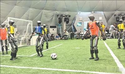 【机器人踢足球，有啥新长进】

大力射门、带球跑动、飞身扑救……8月22日，第二届世界人形机器人运动会将在北京开幕。记者走进国家速滑馆“冰丝带”，见到了一群正在训练的“足球运动员”。

“与去年相比，机器人的本体、关节性能、运动与感知能力等，都有大幅度提升。”北京加速进化科技有限公司首 ​