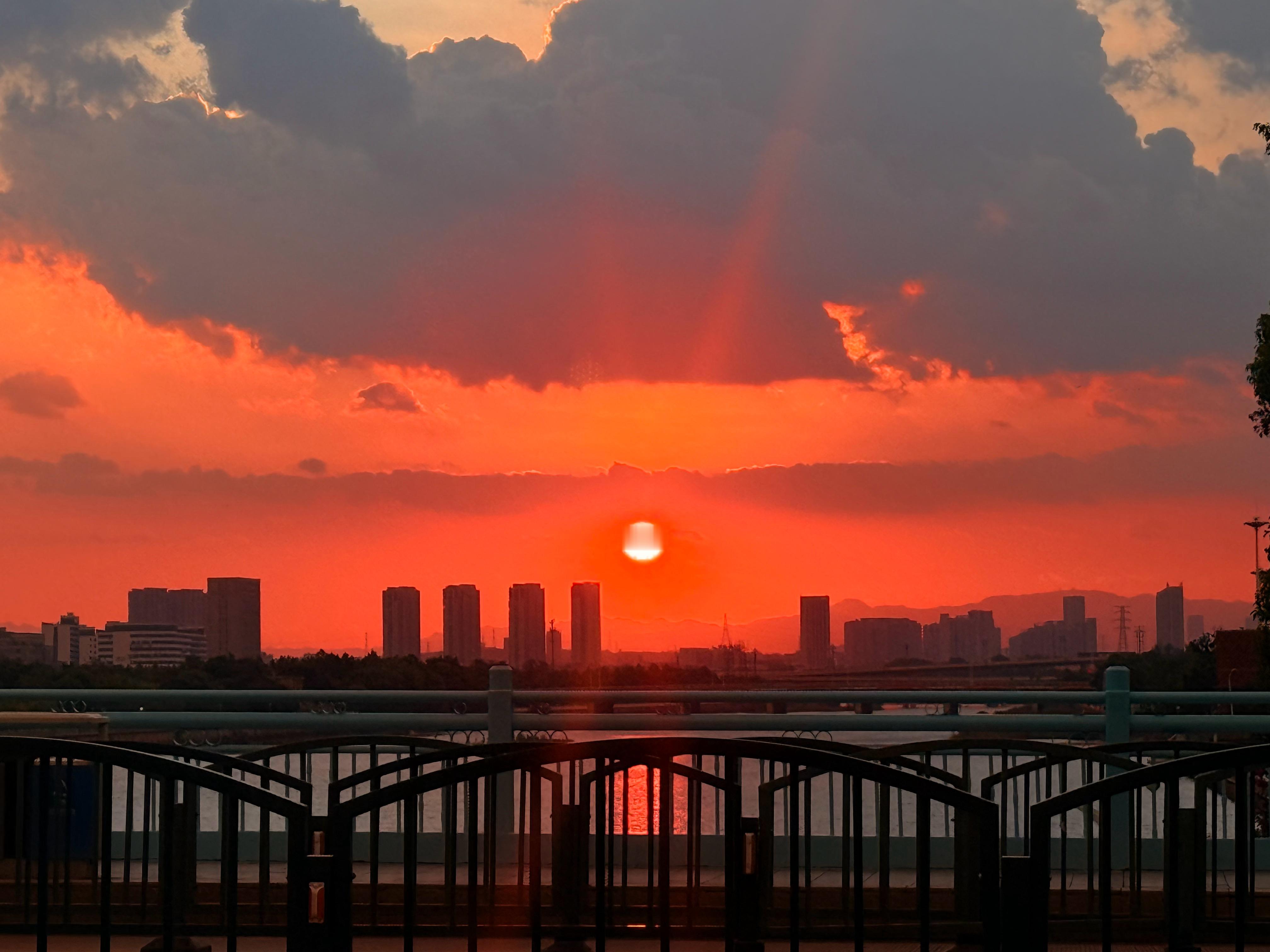 距离上一条微博 已经过去一个多月了 很不真实 觉得这一月怎么那么漫长，我们去了美丽的云南 丽江 香格里拉 大理 体验了很多不一样的感觉 买了大疆 同时我也失去了一个非常好的工作机会 我曾无数次想过 我进去了 可以10w工资打底 我可以买车 我也可以有公积金 我也可以有很多自己的想法 但是这一切都不 ​