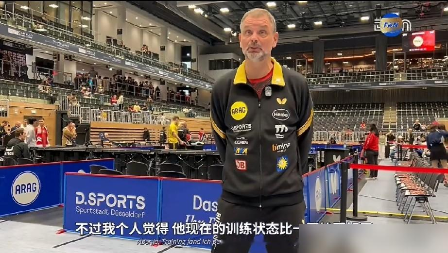 刚回国一周，樊振东扭头又飞德国了。不是俱乐部催的，是他自己觉得步伐慢了半拍，主动找教练团队要求加练。德国教练当场就懵了，没见过外援这么干的。别的外援打完比赛，该旅游旅游该放松放松，德国人自己训练都带着音响。樊振东倒好，没有国内那种专属团队跟着，吃饭睡觉练球全靠自己盯自己。赛场上为了个擦边球，能跟大屏