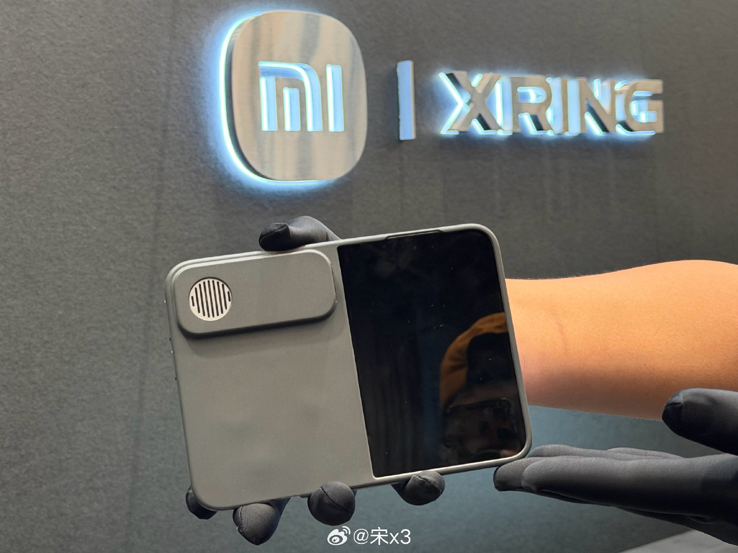 小米的首款kuo折叠屏手机这是公布了，实拍了两张图，有保护壳、后面摄像头有魔改成风扇，但看屏幕尺寸什么的，基本大差不差。 ​