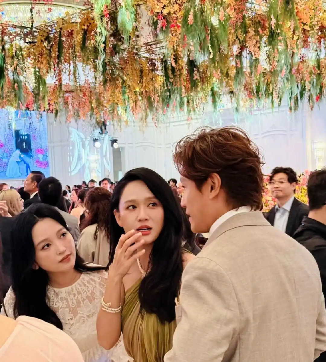 37岁奚梦瑶澳门补请酒，法国婚礼豪门没来几个，这次半个娱乐圈全到了，何猷君台上自嘲矮她半个头 ​