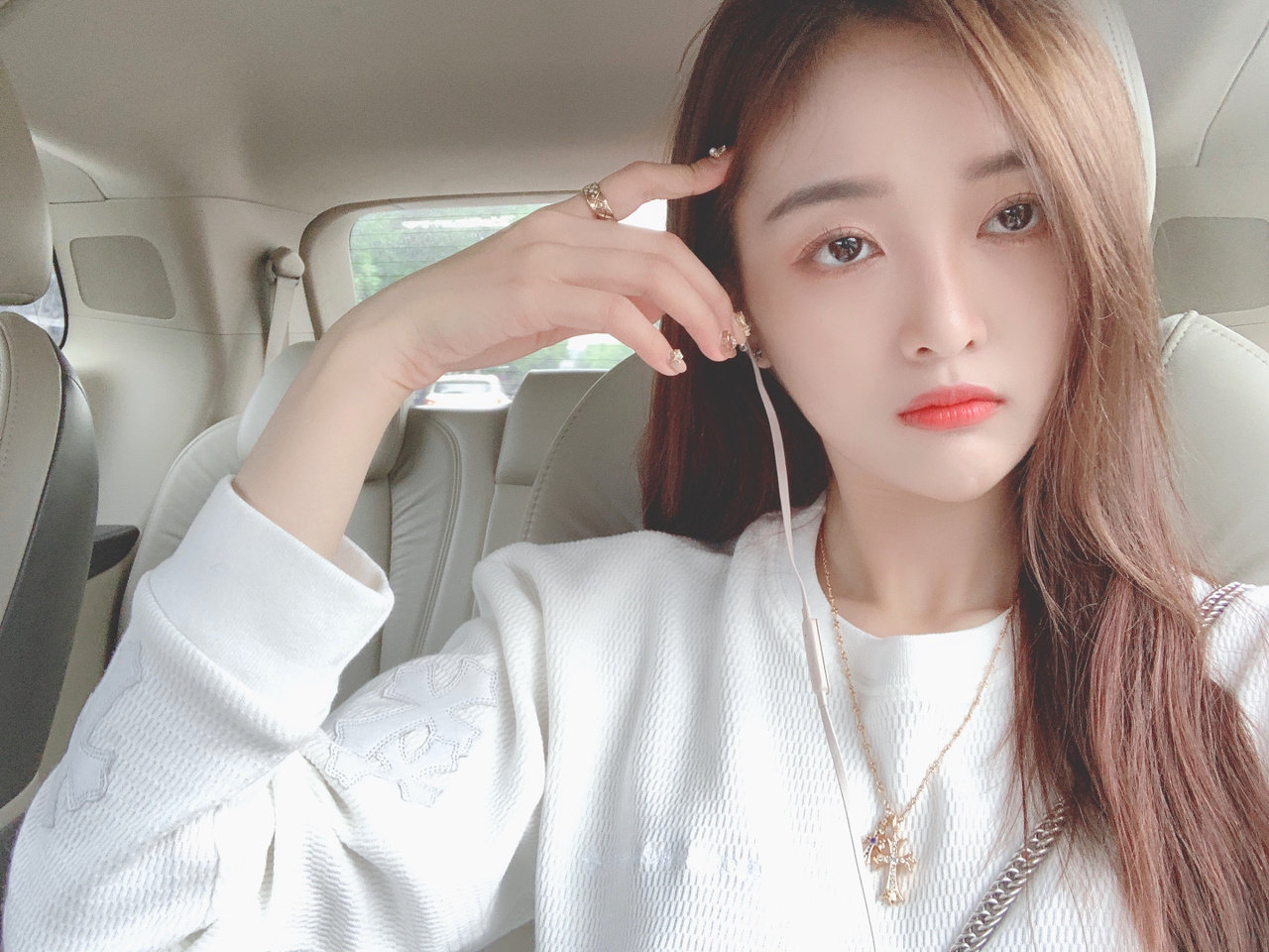 #吴宣仪[超话]#  【每日考古】190709 小🍠 更新「自拍」

“苦恼换什么发色
染什么🌈”

 #吴宣仪时光任意门# ​
​​​