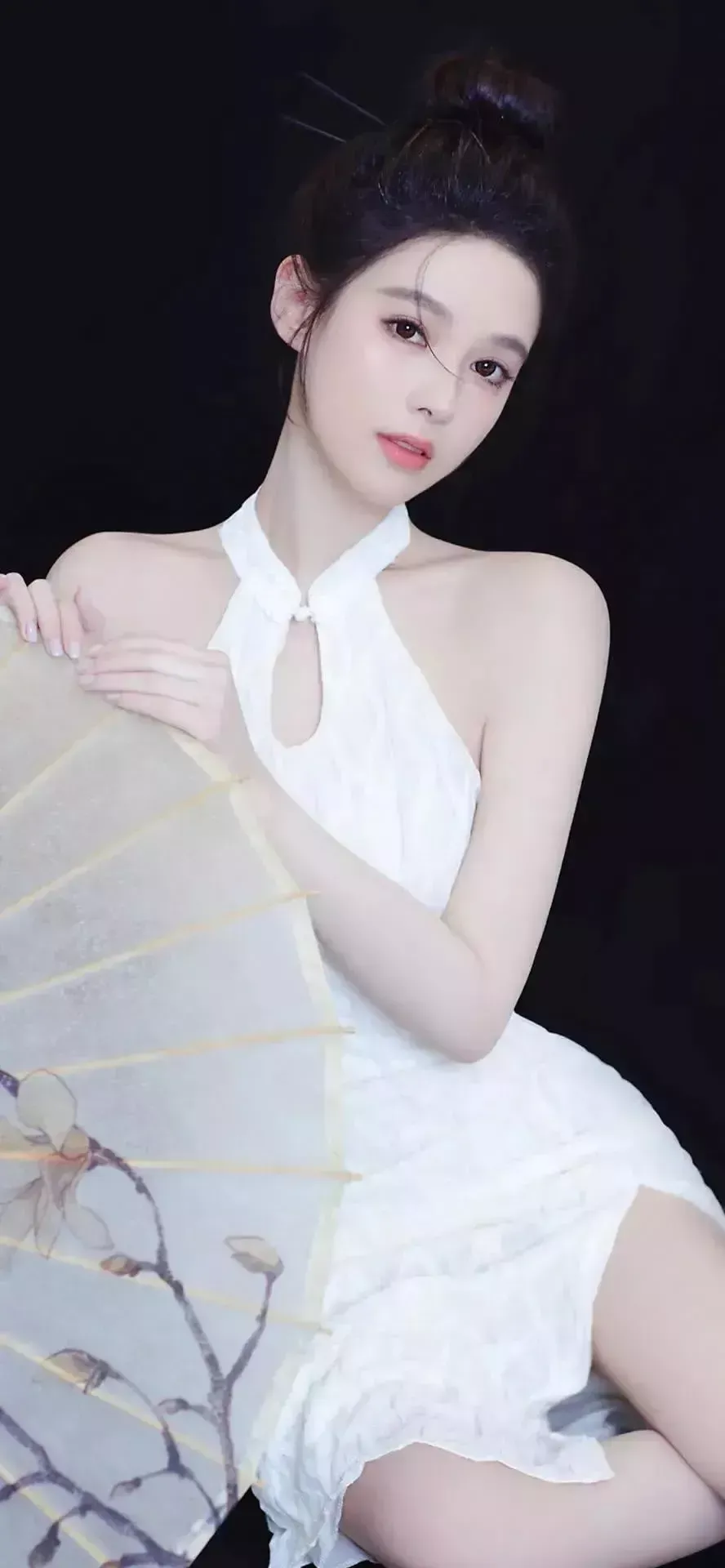 古典白裙少女，手持折扇，温柔典雅。