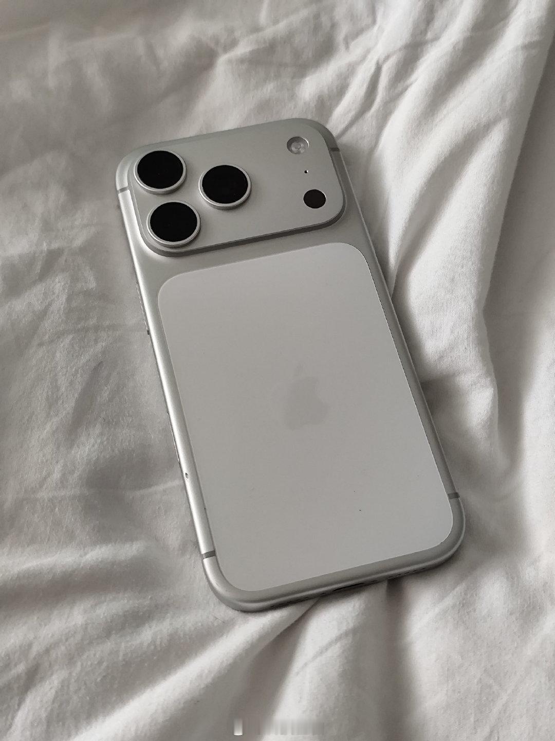 iPhone18发布的第二天，女朋友的iPhone17PM摔了，各位粉丝帮忙看看.....影响买iPhone18吗？ ​