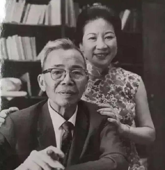 1965年，著名史学家蒋廷黻的葬礼上突然闯入一个黑衣女子，只见主位上的蒋夫人瞬间面色灰白，咬着牙，颤声问：“你怎么来了？”
 
黑衣女子没应声。她在门口停了两秒，目光扫过满堂花圈，落到灵堂正中的照片上。她抬手整了整黑呢大衣的领子，步子很稳地往里走。
 
宾客们的低语像潮水般退开。她走到前排，在预留的