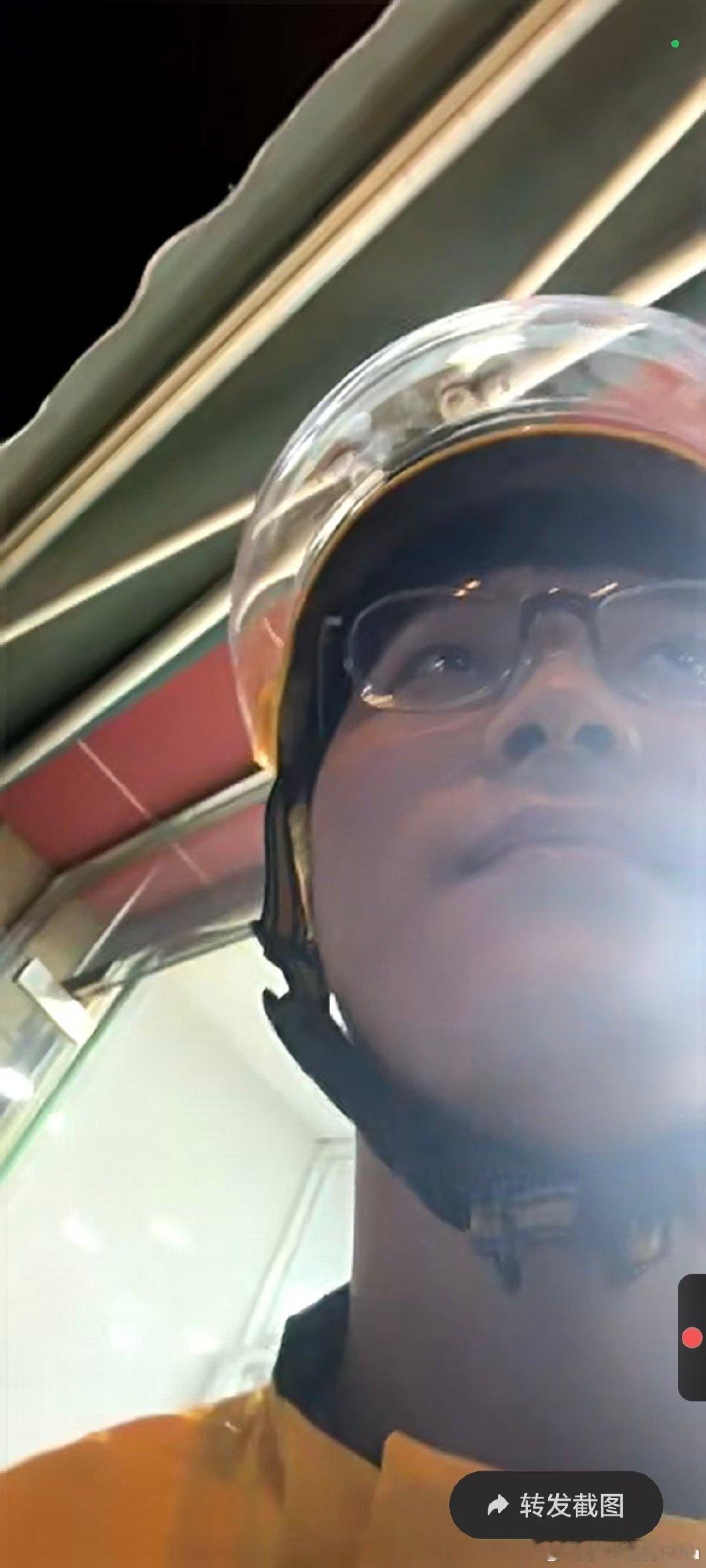 我的帅弟弟成了美团骑手。我其实挺心疼他的，才18岁，年纪这么小干但是没有学历，我想着帮他找找其他工作，但是我想了我以前兼职的工作，也都挺辛苦的。我想着下次见面带他吃些好吃的。

我时常会认为人类活的太辛苦而心痛[微风] ​