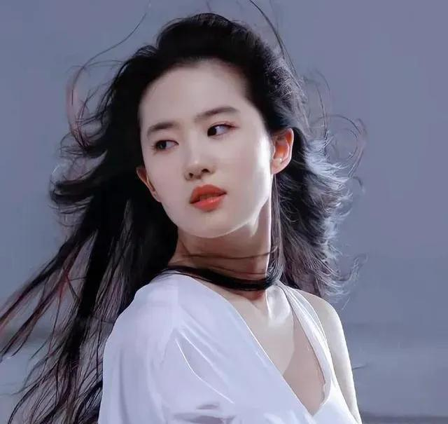 终于明白刘亦菲为啥不谈恋爱了？原因很简单，我觉得单纯就是因为她眼光太高了。
前几天刷到她出席活动的生图，一身白色礼服，头发随意披着，站在那就是个仙女。旁边主持人问她理想型，她笑着说“要有灵魂共鸣”。你看看，这话说得轻描淡写，但翻译过来就是：一般人入不了她的眼。
刘亦菲从小美到大，15岁出道演王语嫣，
