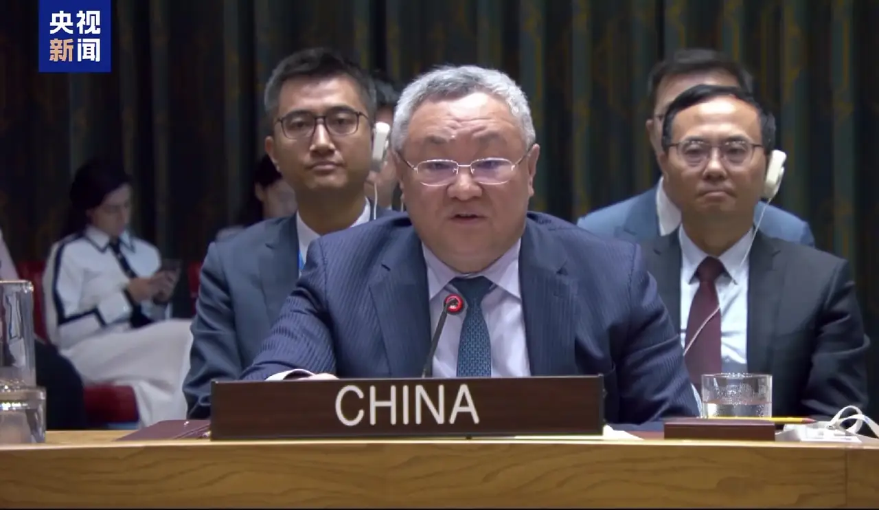 10月27日，中国常驻联合国代表傅聪在安理会伊朗核问题公开会上发言，明确强调各方应共同推进美伊止战促谈，当前中东地区局势持续紧张，外溢影响不断扩散，美伊谈判陷入僵持，酝酿新一轮军事打击的相关言论不断推高地区紧张局势，引发国际社会普遍关切。

这条新闻看着字不多，可分量一点都不轻。安理会公开会上把话说