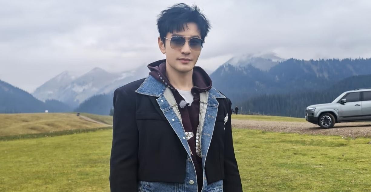 谁能想到，快五十岁的黄晓明，和一群零零后混在一起竟然毫无违和感。
10月15日，黄晓明在社交平台甩出一堆存货合照，直接把自己调侃成年轻人的“人形自拍杆”。
画面里挤满了王鹤棣、刘耀文、黄子韬，甚至还有奥运冠军张家齐，全是正当红的年轻面孔。他站在最前排举着镜头，笑得一脸轻松，还配文吐槽弟弟妹妹们“