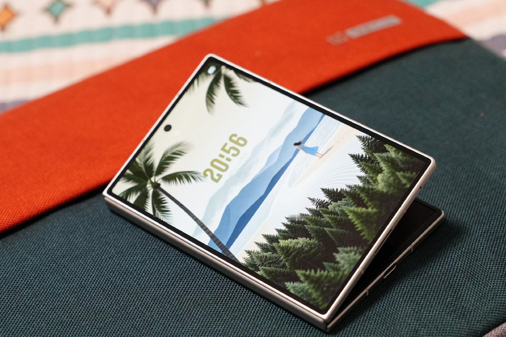 有时候猛一看，Galaxy Z Fold 8 确实像一本书 ​