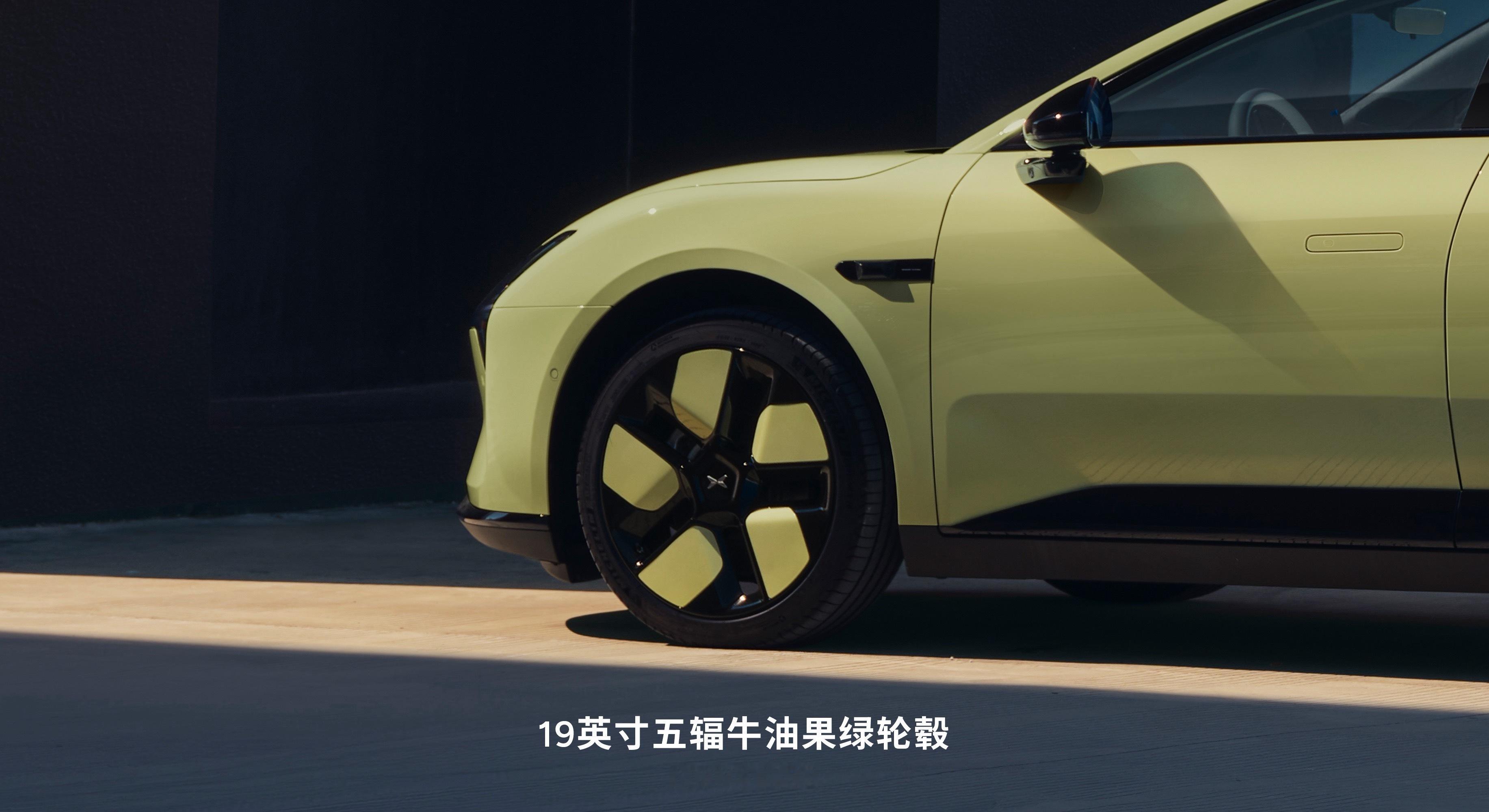 MONA M03 全新主题套装正式上市[打call]限时优惠价5499元[憧憬]

此次推出罗兰紫、牛油果绿两款主题套装，四大定制化配置：
专属车漆搭配同色系 19 英寸五辐轮毂，
内饰统一采用气宇灰配色及 Nappa 真皮座椅，并配备专属「拾光漫游」车机主题，后续将通过 OTA 上线。
从外观、内饰到车机界面，实现整车 ​
