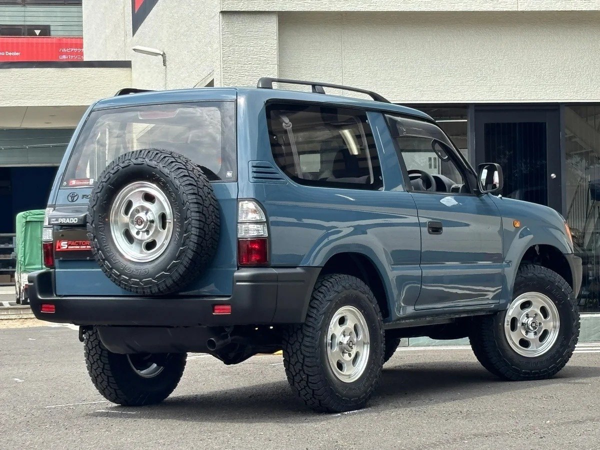 #好车分享# Toyota Land Cruiser Prado 90，短轴版看着是真别扭，不协调。 ​