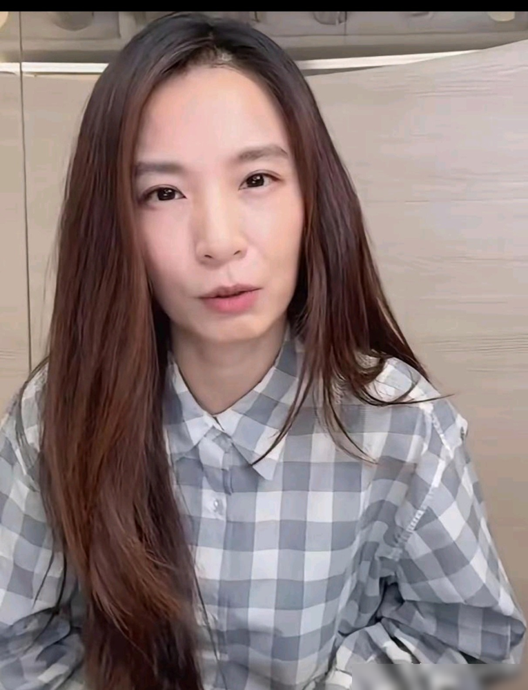 有人让她直播解扣子，她脸一沉问你当我这是什么直播，听到打赏俩字立马改口说能开到肚脐。
10月13日，田馥甄开直播安慰没抢到票的歌迷，评论区有人刷解开第一颗扣子。她先假装变脸，反问一句把边界划得死死的。结果工作人员说可以要抖内，她马上接梗，说刷火箭跑车的话开到肚脐都行，说完自己先笑场。
这段切片传