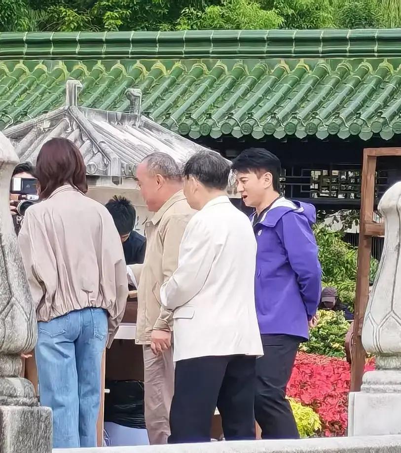 55岁的吴奇隆在扬州瘦西湖录节目被路人拍到了，原相机直出的生图居然一点没崩。
镜头拉近看，他脸上几乎没什么妆感，连美颜滤镜都没套。这个年纪放在普通人堆里，不少人早就挺着啤酒肚、满脸浮肿，但他身形挺拔，下颌线还清清楚楚。
当年小虎队红遍大江南北的时候，他靠一张脸就能横扫舞台。后来转型演戏，一部《步