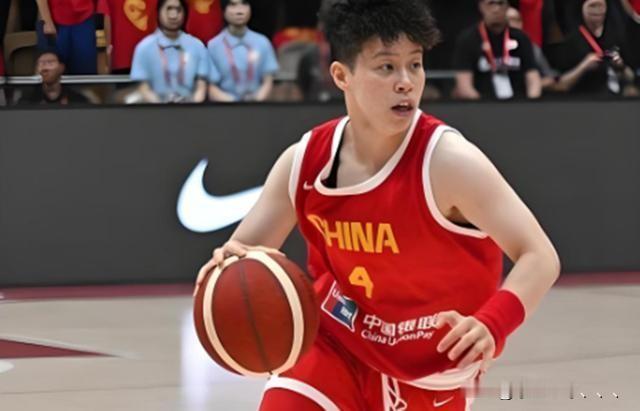李缘取代张曼曼？
中国女篮在欧洲跟意大利、波多黎各、马里等球队打了几场热身赛，尽管主帅宫鲁鸣有意磨合阵容，但从实际效果来看不尽如人意，后卫线的短板也彻底暴露出来。

目前球队后场，除老将王思雨能带动全队进攻外，其他后卫在组织串联方面能力稍逊。曾被宫导寄予厚望的李缘，在对阵波多黎各的比赛中迎来了复出。