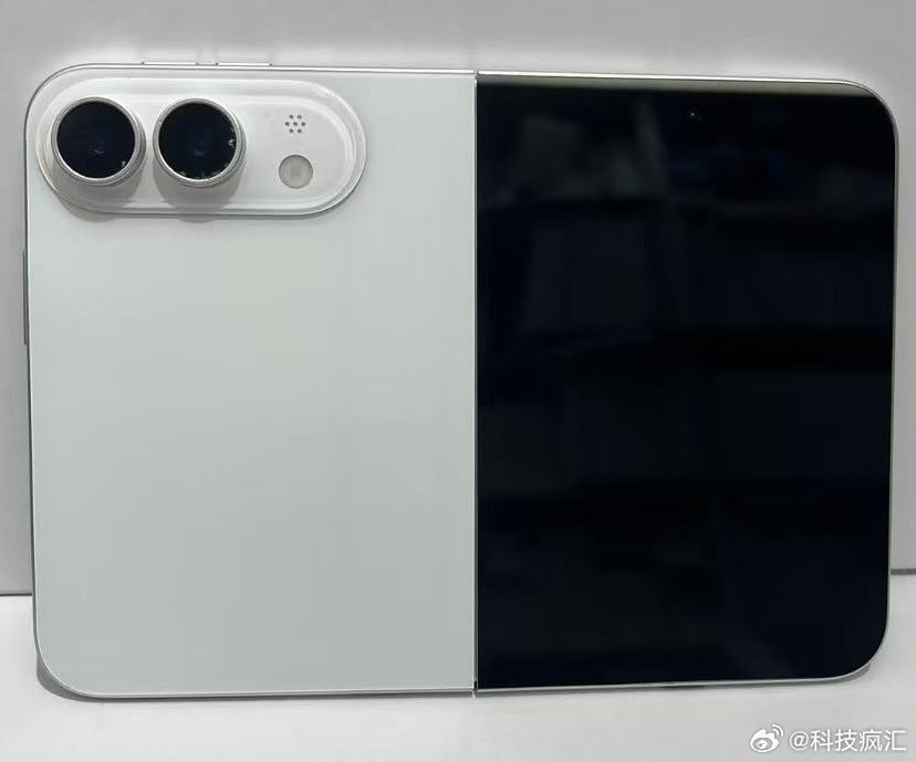 #iPhoneUltra正面首次曝光#单挖孔屏+侧边指纹，感觉贵了不多少。14999是有机会的。[捂嘴哭] ​