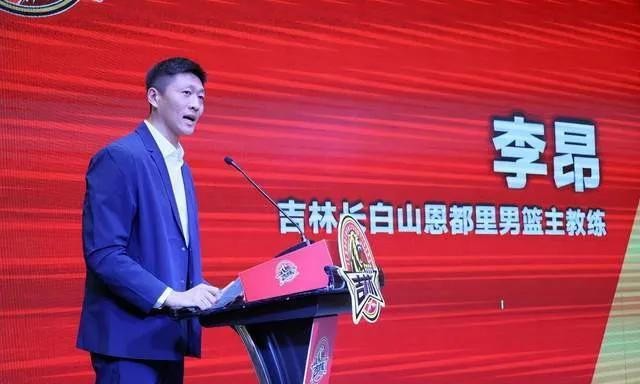 0.4秒，一个没打过职业篮球的人差点掀翻前国家队主帅
2026年10月18日，长春。吉林男篮主场对北京首钢。计时器走到最后0.4秒，北京外援布朗三分命中，比分定格在84比82。吉林输了。站在场边指挥这场比赛的吉林主帅叫李昂，1990年出生，清华数学系本科，哥大体育管理硕士，NBA发展联盟助教履历，中