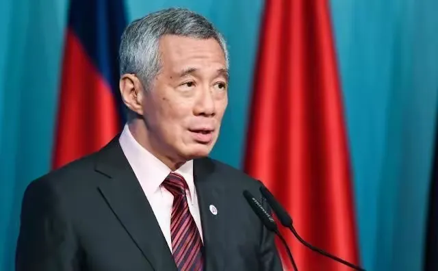 中美博弈，它偏向美国；中日产生摩擦，它靠拢日本；中菲南海分歧，它力挺菲律宾；中印发生矛盾，它又站印度一边。
不少人心里会生出疑问：明明是以华人为主体的小岛国，为何每到关键节点，常常站到我们的对立面？
想要理清背后缘由，不妨看看新加坡近期的实际动作。
2026年7月，美国向太平洋西部部署6艘海岸警卫队
