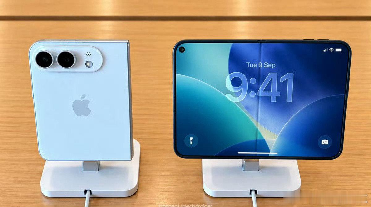 今年你们是会买苹果iPhone18系列，还是买苹果首款折叠屏手机#iPhone Duo#呢？[doge]
    要不是要做对比，我是真不想花这个钱，毕竟苹果的折叠屏手机我看着不像是便宜的样子，不要看起售价是多少，起售价的存储可能会很低。[允悲] ​