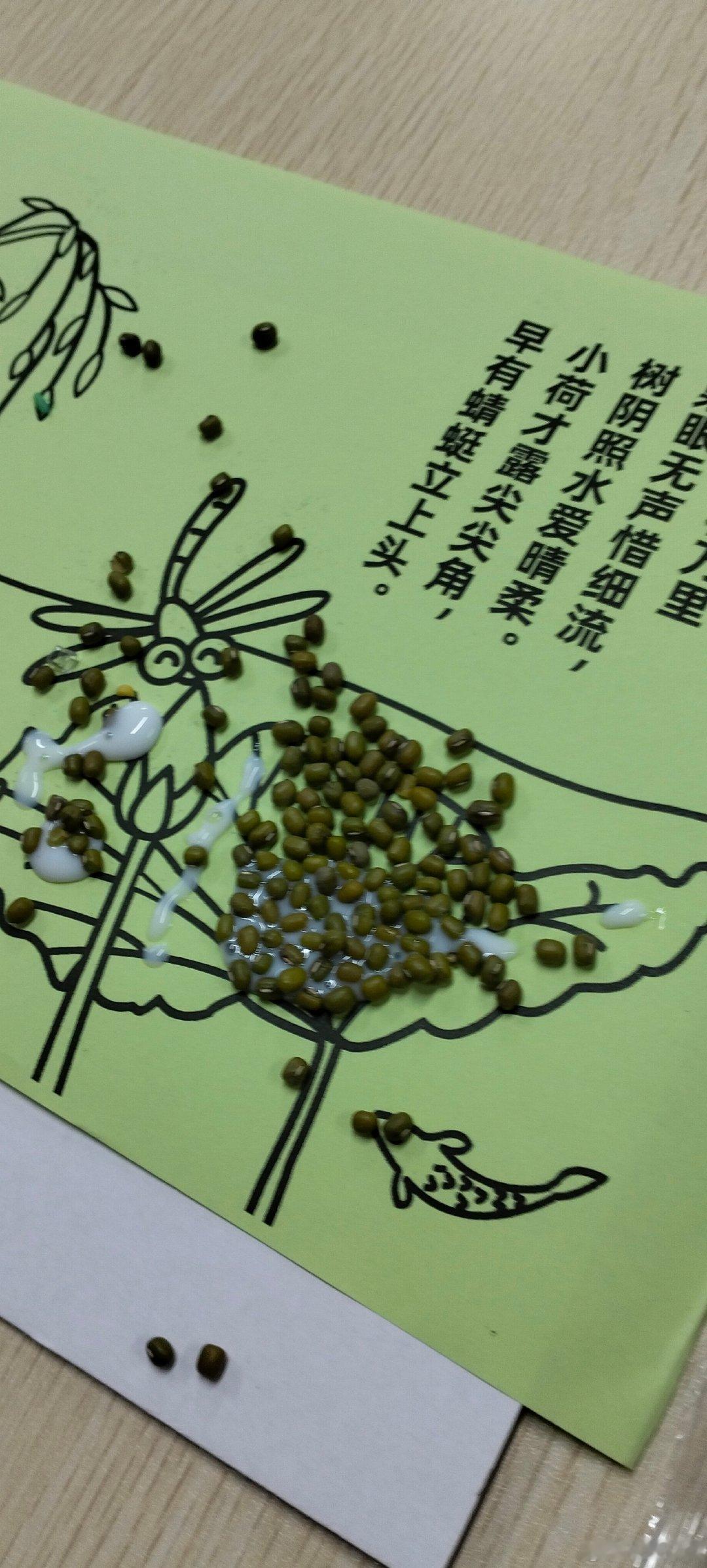 第一次带姐姐参加社区活动
讲完食品安全，现在拼五谷杂粮拼豆[嘻嘻] ​