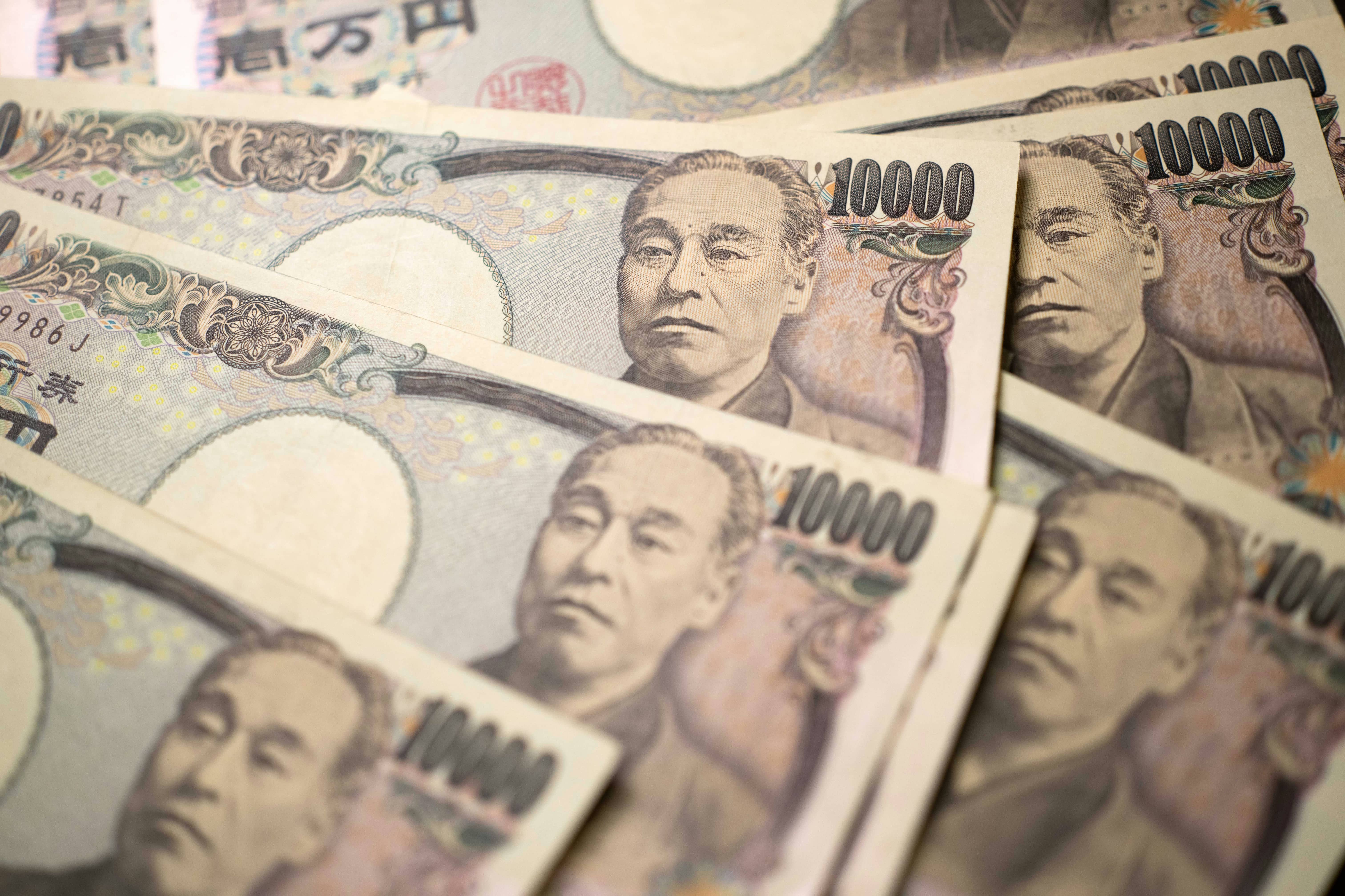 日本GDP明年恐跌至全球第六！曾经的世界第二，怎么一步步掉下来的？

日本经济又传来一个让人感慨的消息！10月15日，日经中文网报道，国际货币基金组织（IMF）最新预测，日本明年的GDP可能被印度和英国同时超过，从全球第四直接滑落到第六。

这可不是小变化。日本曾经稳坐世界第二大经济体的位置，201