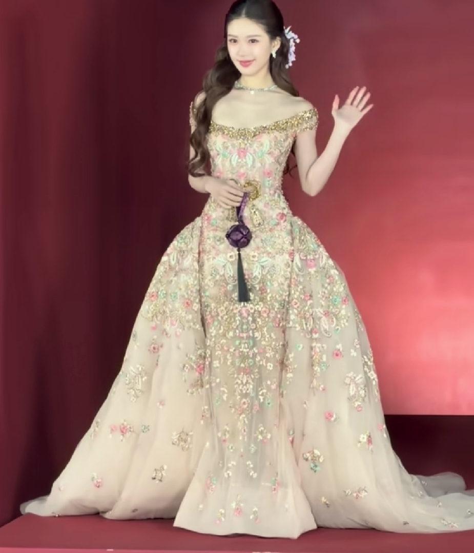 手上拿的是非遗绣球，我女一直宣传中国文化，根正苗红[送心]是祖海2026春夏系列压轴高定礼服哦。赵露思 
谁懂，我今天上班一直心心念念下班看最新消息，终于看上了[舔屏]好美露思，一下子感觉上班也不累了。
