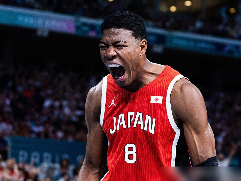 杨瀚森2.2秒绝杀黎巴嫩，够硬。可一看八村塁的NBA数据，差距大得离谱。
杨瀚森替补26分钟，19分9板3助，回应挑衅，确实有血性。
但这就是G联赛水平，他G联赛14场全首发，场均17.1分9.2板，命中率62.4%，当核心用。
一到NBA，43场总得分95分，场均6.9分钟，连轮换都站不稳。