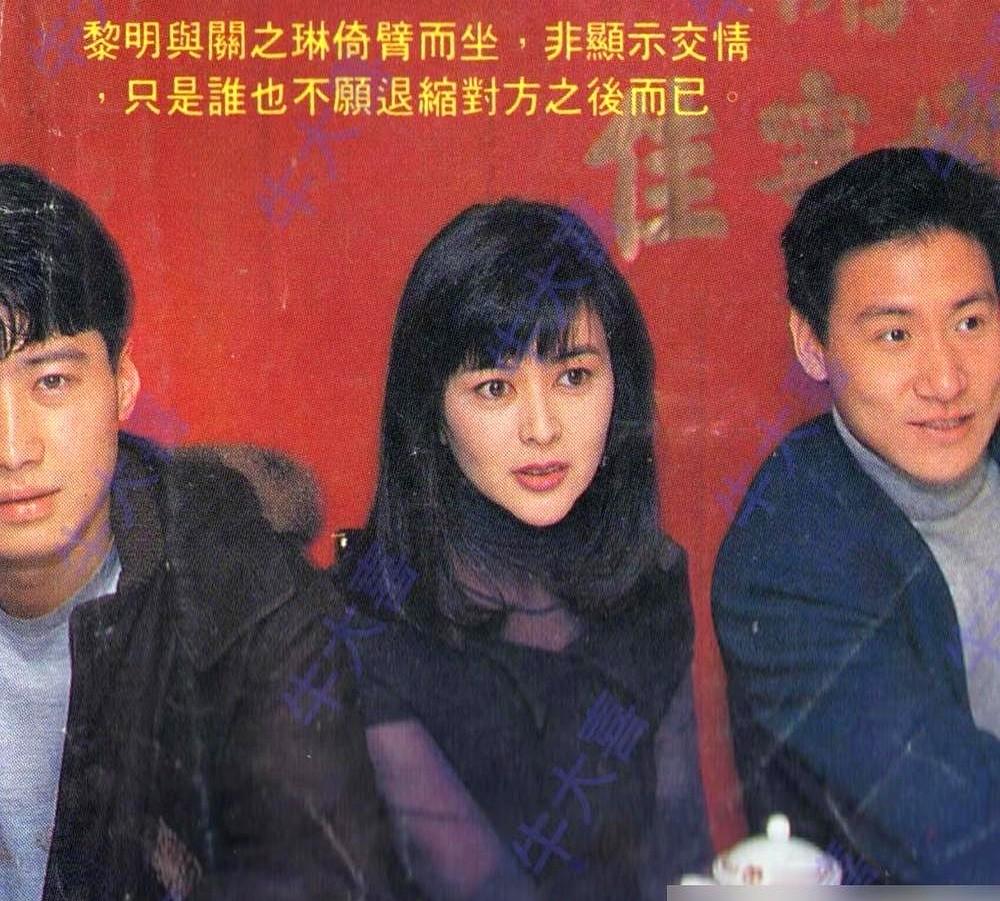 1992年片场合照，张学友默默退到最边缘，把中间的位置让给黎明。

那年黎明正当红，唱片卖断货，电视剧收视霸榜。投资人眼睛雪亮，谁能把观众口袋里的钱掏出来，谁就是爷。镜头焦点全在黎明身上，同场的关之琳也只是陪衬，张学友影视圈还没赚到大钱，只能靠边。

转折发生在一年后。张学友甩出一张《吻别》，销量直