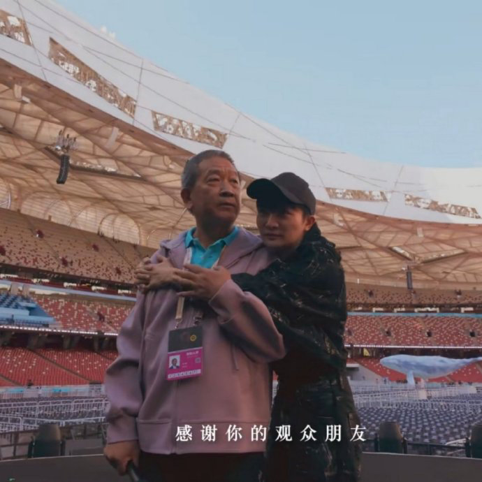 #周深又要把鸟巢音响挂到承重极限#  谁能不被周深这份心意打动！鸟巢演唱会特意提前开场，还延长演出时长，愿意花更多时间和台下歌迷相伴。音响承重这个玩梗名场面，也体现他对舞台音质的执着。别人卡点结束，他选择多加演唱，满满的用心，能去鸟巢赴约的观众真的太幸福！ ​