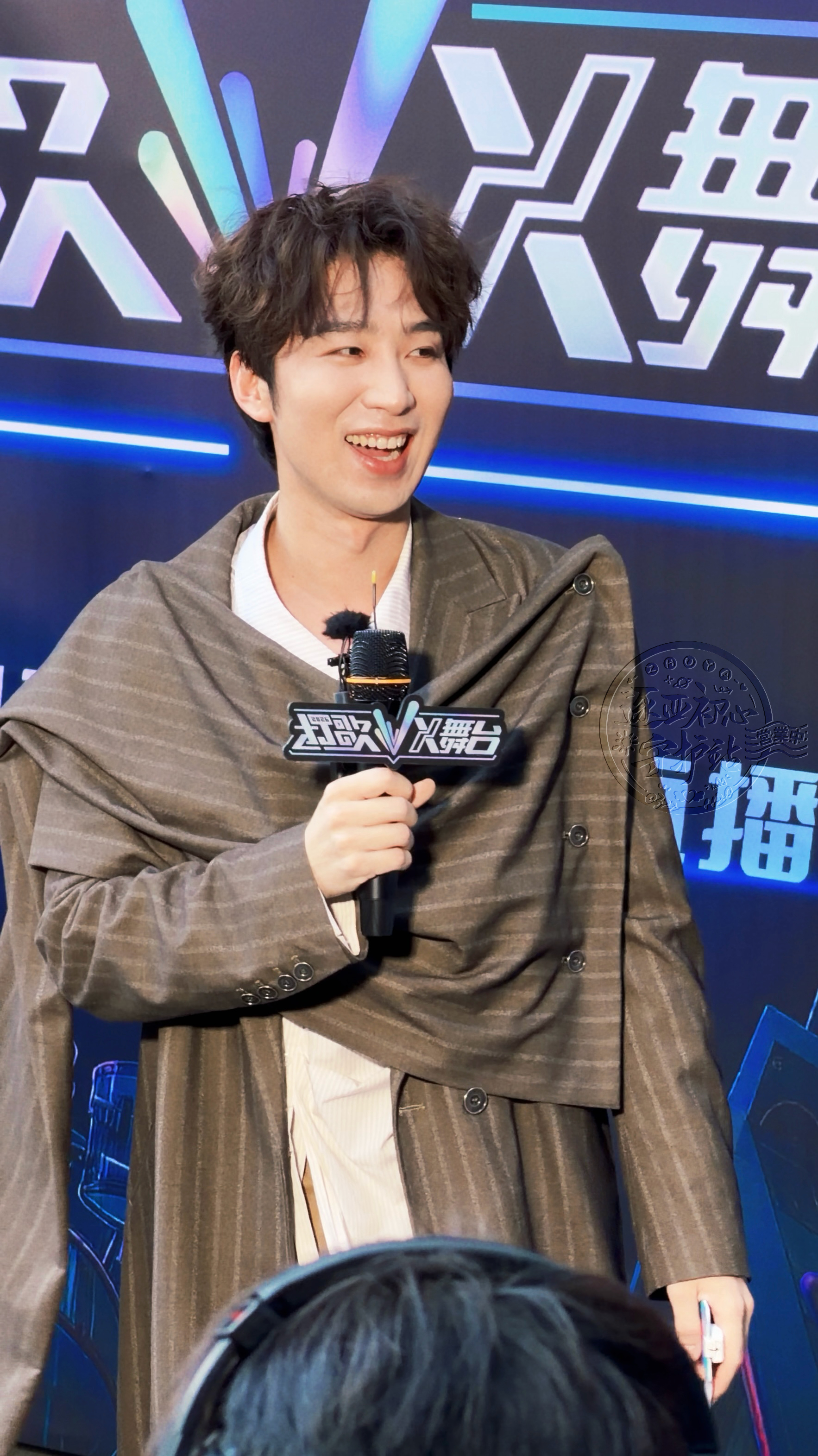 #逐梦亚军[超话]# 🎤 #张弛一开口就是故事感# 🌕 #张弛方春英舞台太戳了# 

恭喜张弛老师《打歌2026》直播舞台圆满成功🎉

从一个普通的名字，到一首唱给你我的歌🎵

愿今晚的歌声被更多人所听见，
也愿每一个藏在人海里的“方春英”，
都能从这首歌里听见自己🍃

祝《方春英》，也祝张弛老 ​