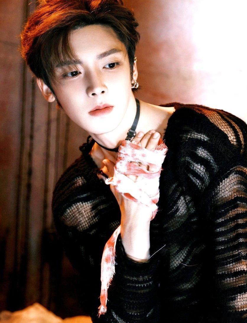 #侯明昊容尘子# | #侯明昊念相思# | #侯明昊#

捉妖师容尘子，游走人妖间，以赤诚护世间安宁。
| 侯明昊 | 萧无衣 | 雀骨 | 杨无间 | 碧血蝉 | 容尘子 | 念相思 | ​