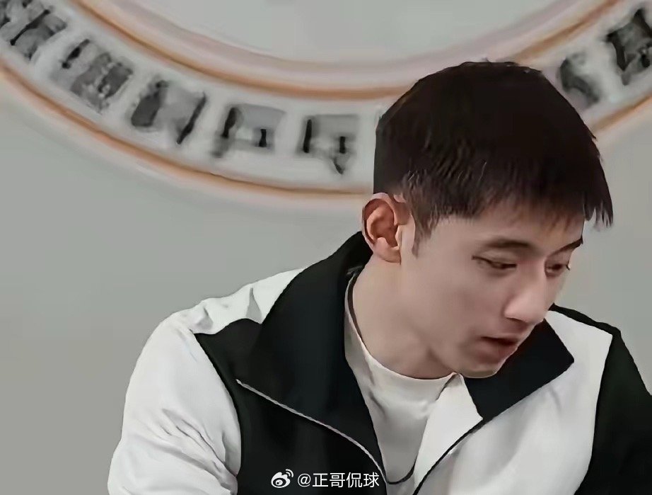#张继科高情商回应和樊振东谁更强#
张继科的高情商真的让人佩服！面对和樊振东谁更强的问题，他巧妙地回应道：“我们是队友也是好兄弟，为中国队拿到冠军的，都是最强者。”这样的回答既不拉踩、不比较，又充分肯定了对方的实力。既有风度又有界限感，展现了当运动员该有的胸怀。这样的高情商是不是值 ​