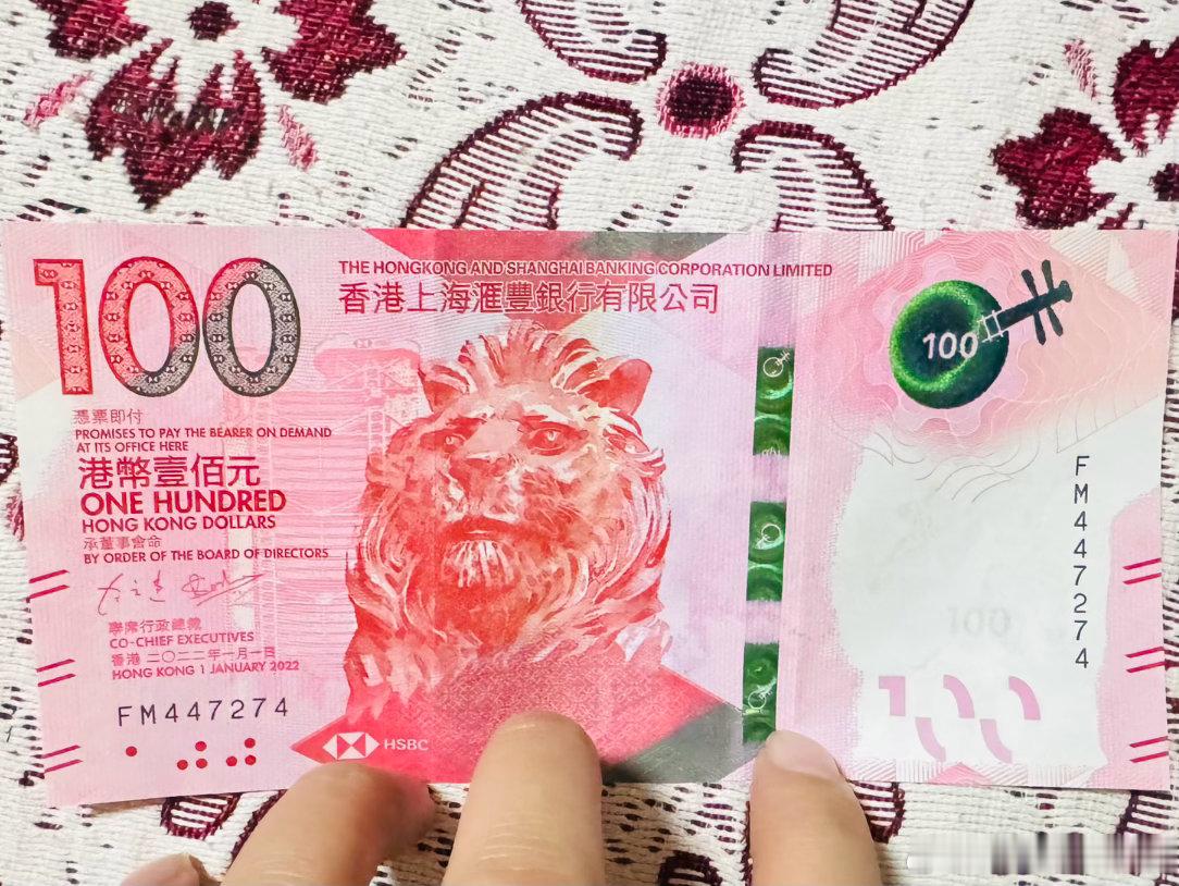 人到了一定的年纪是不是都喜欢感慨。
他和我从小长到大、玩到大。
他的人生里发生了两次大的变故，有的人经历变故后重新站了起来，有的人彻底堕落，他是后者。大家都说他选错了路。
他最喜欢的偶像是成龙，他是成龙资深影迷，他有过两次to签的机会，一次to签给了他前任，一次给了我。这是成龙给部分影 ​