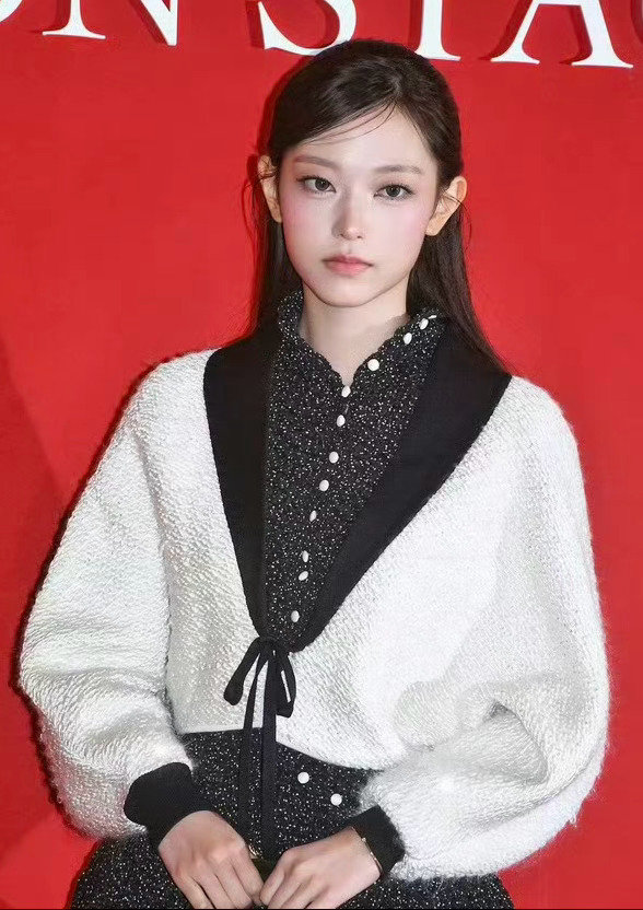 #Haerin回归后首露面#好爱这个女孩👩‍❤️‍💋‍👩💕 ​