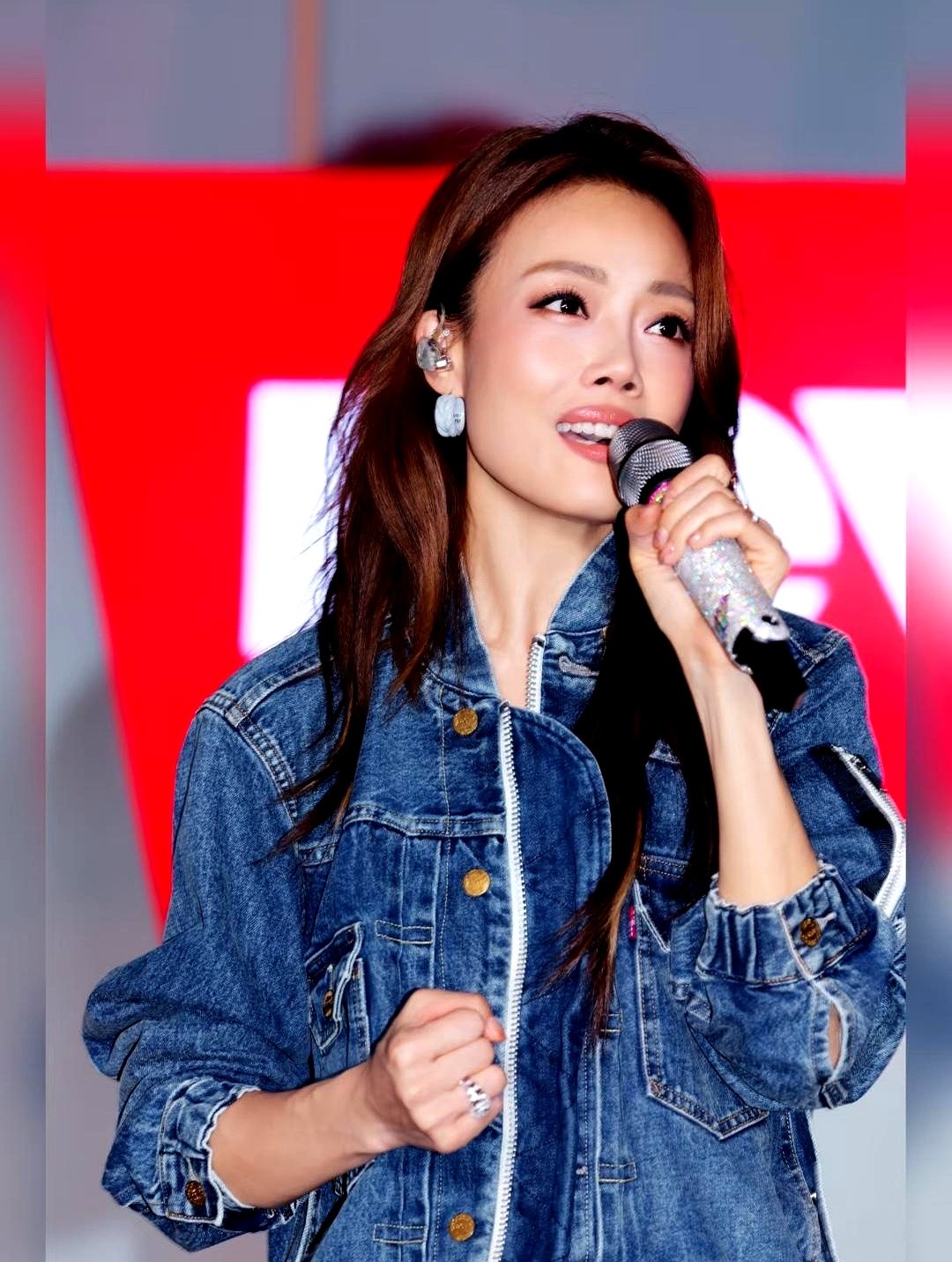 44岁至今没结婚，容祖儿真不是嫁不出去。

当年和刘浩龙谈了六年，爱得坦坦荡荡，最后被外界舆论和非议硬生生拆散，分得体面。经这一遭她是彻底看透了，绝不为了世俗眼光将就自己。

现在的她，有空陪妈妈，转头就和闺蜜聚餐旅行，健身、追剧、探店一样不落，把日子过得热气腾腾。

婚姻从来不是人生的标准答案，自