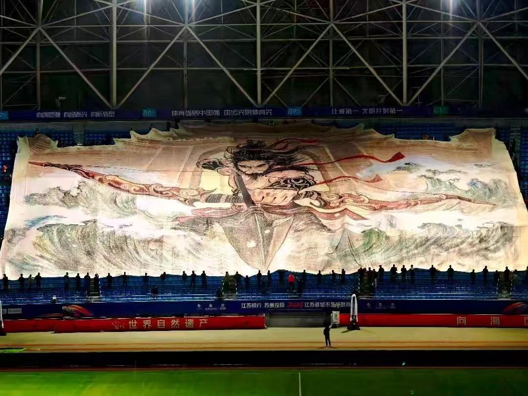 想不到苏超盐城队主场的巨型TIFO，也是百分百的盐城制造，从设计到印刷...