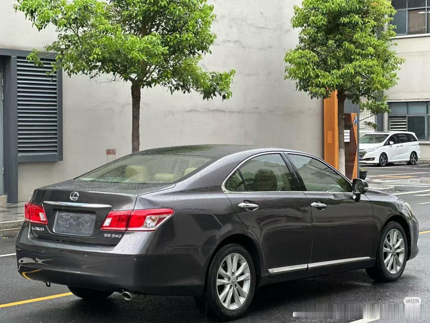 这辆开过的雷克萨斯ES240，满级2.4特别限量版，实表已经超过18万公里，极品原装内饰，应该是凯美瑞同一平台，比起混动车更有一些，当然是开开就好 ​