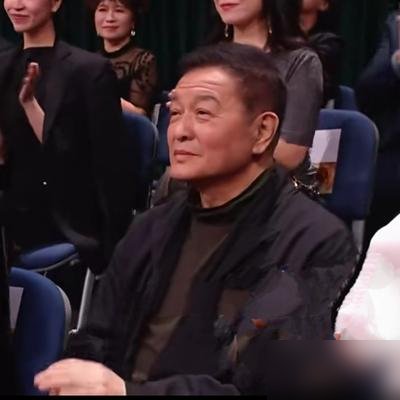 67岁的倪萍和70岁老公杨亚洲共同出席亚洲金鹰奖现场，夫妻俩坐在台下彼此相望，眼里满是恩爱。
这画面放二十年前，多少人等着看笑话。当年倪萍离开央视那摊子事，转头嫁给杨亚洲，外头说什么的都有。如今俩人加起来一百三十七岁，倒活成了现场最稳的一对。
有意思的是，倪萍前脚还在综艺里为儿子婚恋落泪，后脚就