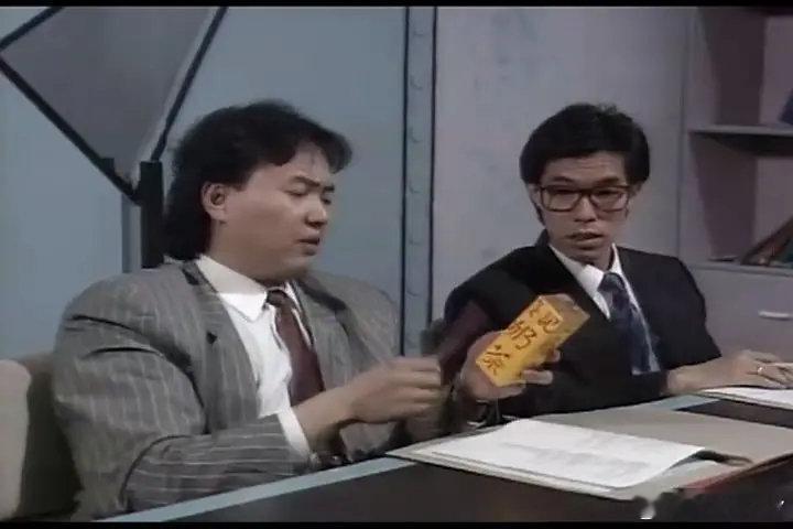 #TVB[超话]##港剧推荐##怀旧经典影视# 
代代平安  （1990  家庭）
主演：郑少秋 / 李香琴 / 卢海鹏
👀全65集  双语

姊妹金枝，玉叶从澳洲回港，欲与自小订亲黄家大富，大贵兄弟成婚，却与黄家失去联络，转而征婚。司机阿祥和厨师阿福以为得了个发横财的机会，冒充少爷应征，结果打出洋相。 ​