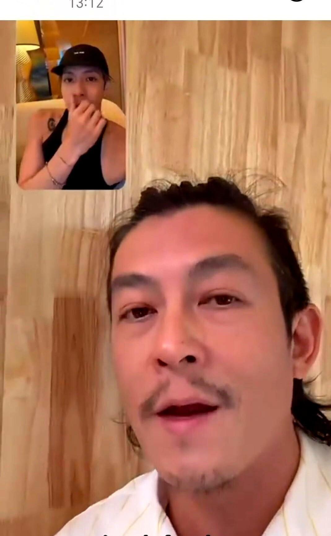 陈冠希视频连线王嘉尔开口借三百块回香港，王嘉尔一秒没犹豫直接接茬“先助力了，剩下靠大家”。这事看着像兄弟遇难，其实是一场CLOT和TEAM WANG design的联名预热。借三百块这个梗，最早是网友模仿陈冠希港普配音的恶搞段子，被用来调侃冒充名人搞电信诈骗的套路，飘了好些年一直没人当真。这次梗本尊