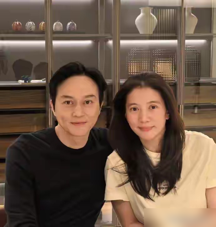 袁咏仪说此生最大遗憾没多生娃，张智霖一句话，笑翻全场。
本来现场氛围都带着伤感，张智霖张口就接了句那我跟别人生？，瞬间把戳心的遗憾，变成了夫妻间的玩笑梗。
这对夫妻结婚二十多年，一直这么玩，天天互怼，吐槽袁咏仪爱买包性格凶，公开场合互相揭短，转头就把卡递过去让她刷。
最好的婚姻从来不是相敬如宾