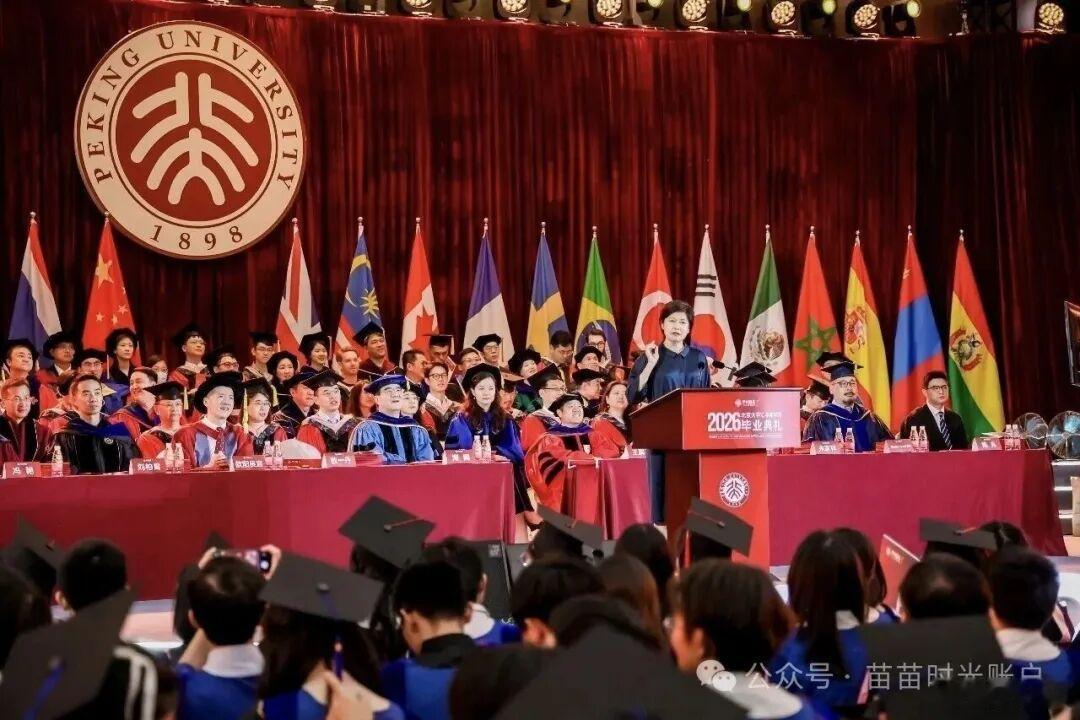 今天刷到了敬一丹老师今年5月30日在北京大学汇丰商学院2026年毕业典礼上的演讲视频，整整20分钟，我认认真真听了两遍，内心久久不能平静，感触颇深。
   这场被称作她最后一次公开分享的发言，没有华丽的说教，只有沉淀半生的通透、温柔与清醒。她以“珍惜心动、主动沟通、自我调适、寻找明师”四个关 ​