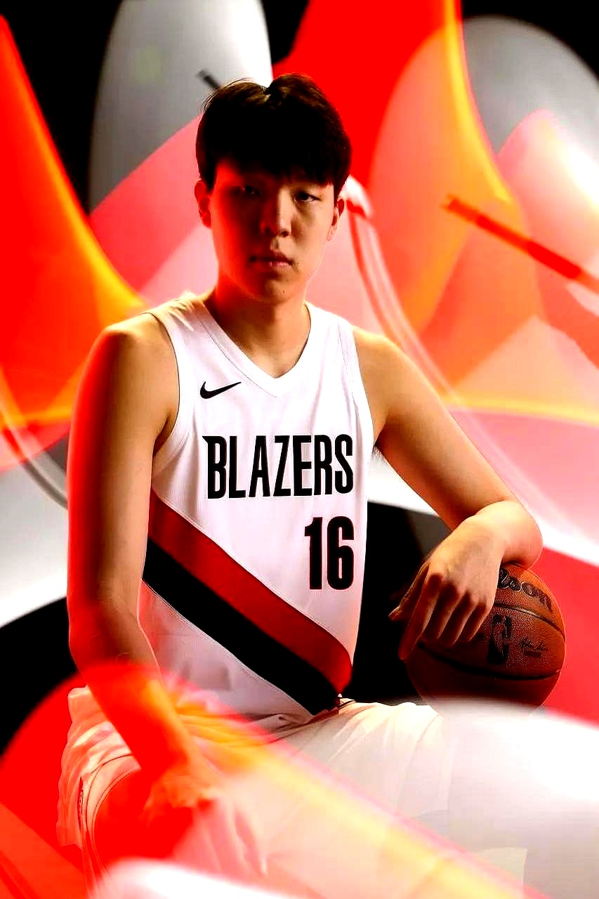 真给机会抓住了！同届新秀，一个爆砍27+10，一个坐穿板凳。    马...