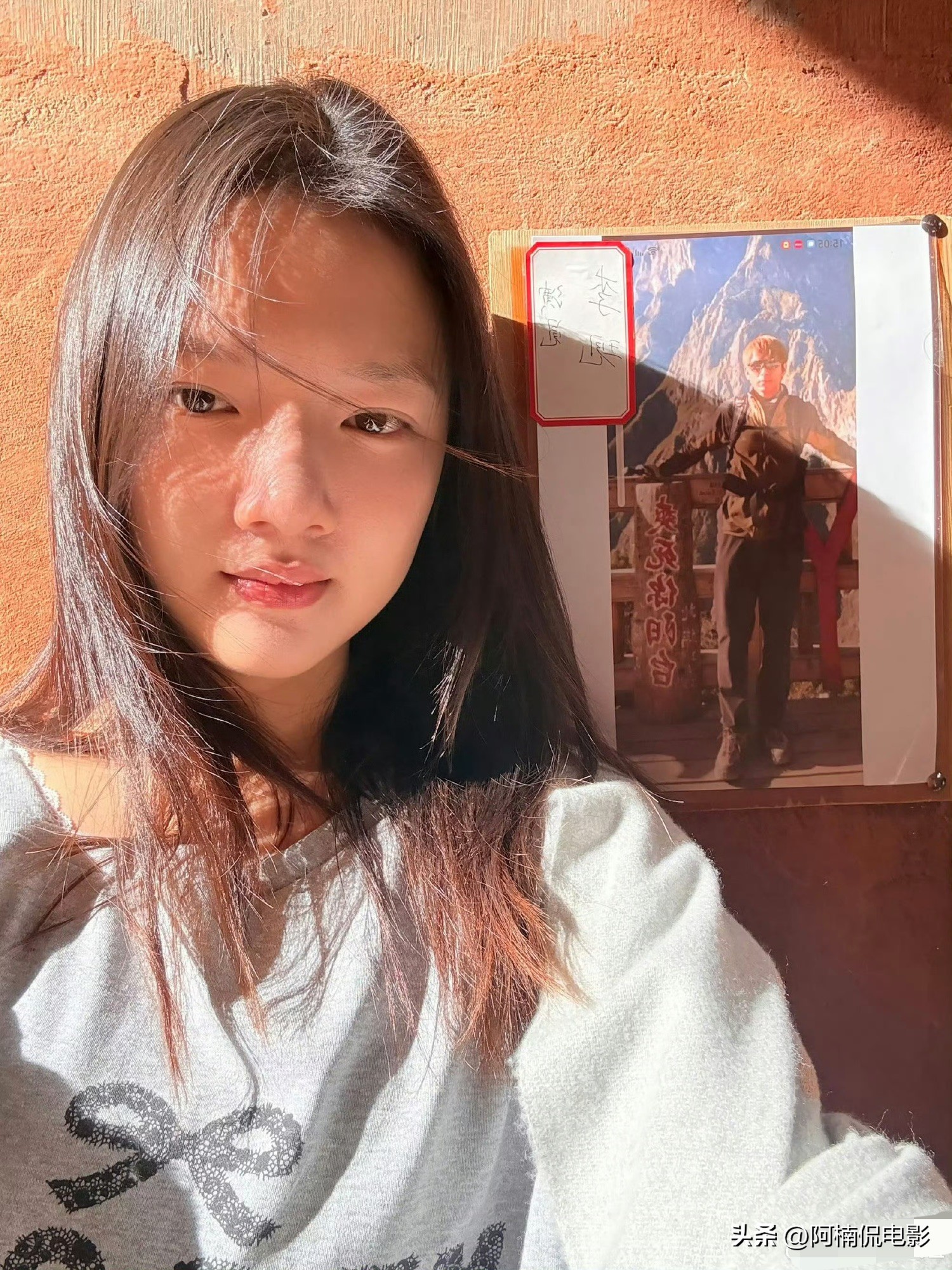 任敏爬山打卡，偶遇李现早年登山旧照，干脆举着照片完成一场趣味满满的跨时空合拍。李现现身评论区玩梗，搬出剧宣时期流传的“卧龙”老绰号回应，一来一回互动笑点拉满。堪称《群星闪耀时》的爆笑售后，回看两人从前的采访片段，斗嘴互怼的名场面层出不穷，每次翻看都叫人忍不住捧腹。任敏