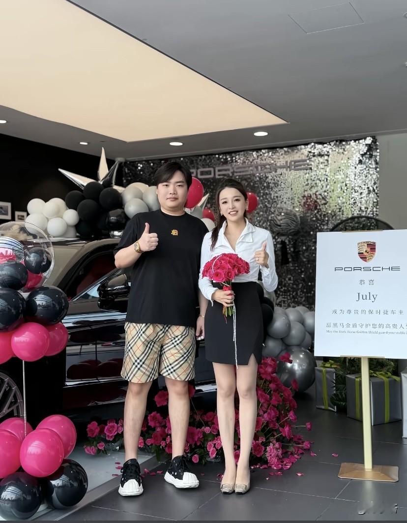 你认为名媛应该具备哪些特质?两年卖出340台保时捷，既说明销冠的厉害，也说明青岛这座城市真的是卧虎藏龙！
而且买保时捷年轻人居多，我身边开保时捷的朋友不超过2个，平均年龄不超35岁，可车子是在30岁前买的