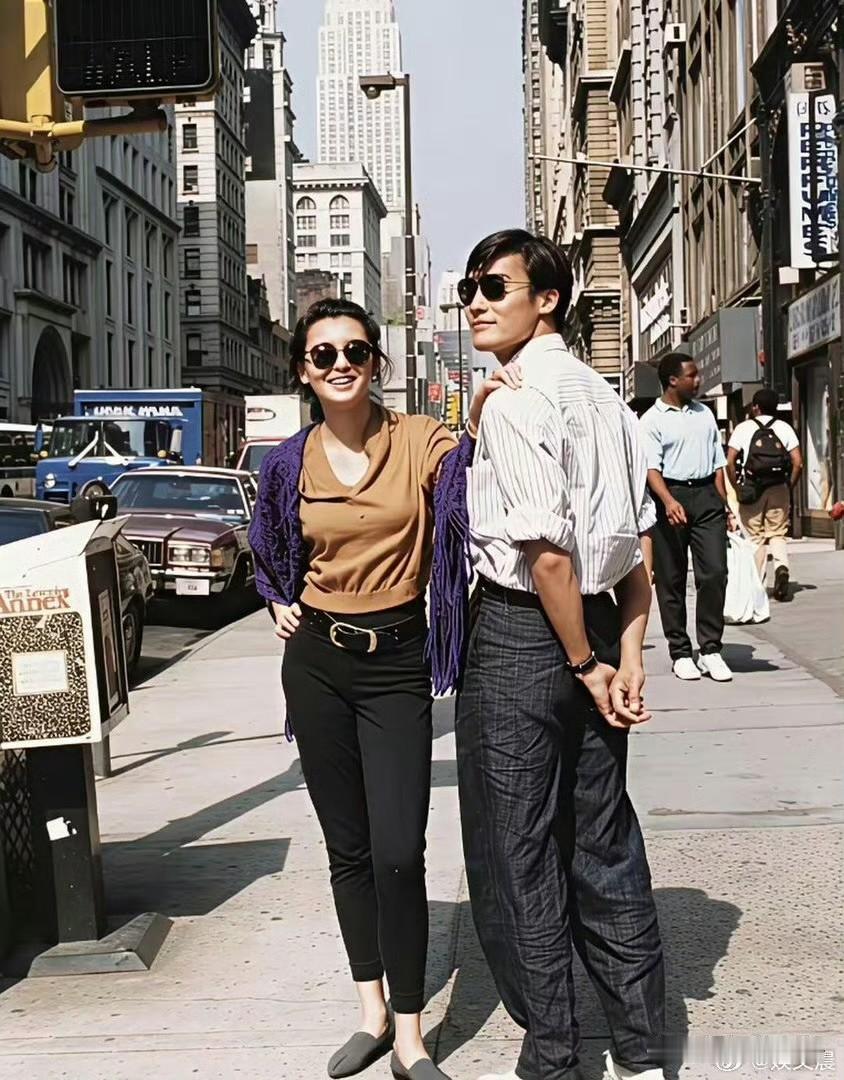 1990年纽约街头，
张曼玉和梁家辉俩人随便一站，
吊打现在一堆的精修大片！


不知道为啥，就是喜欢老照片，
越看越有种经典永不过时的感觉！


当年张曼玉和梁家辉在纽约拍戏，
街上随手一拍，不是特意拍的大片，
那时候没有美颜，也没有后期磨皮、P图。


张曼玉穿焦糖色上衣，搭紫色流苏小外套，
一